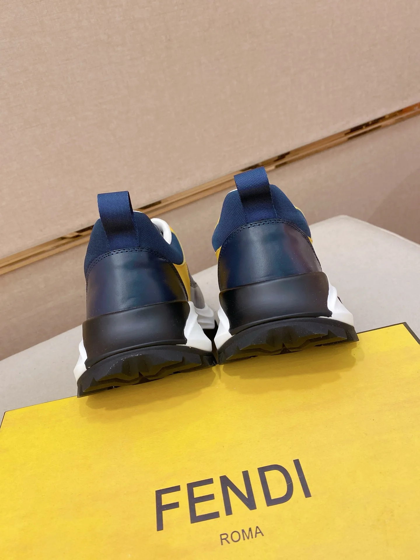Men's shoes 💰 462💰 (fendi) New style 👊🏻 upper 🇮🇹 imported cowhide fabric 🇩🇪 lining imported sheepskin lining. The original outsole is molded to highlight the identity of every man, and the upper foot is elegant and stable🚶🏻🚶🏻The high-end custom counters reproduce the original version📯No matter the wind or rain, the shoe last remains unchanged and can withstand the verification of time🔍️,🔵 Size: 38-44